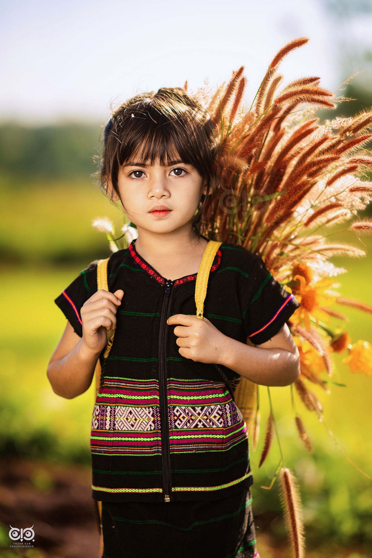 ảnh về cô bé người Ba Na ở xã Glar, huyện Đak Đoa, Gia Lai - đôi mắt pleiku gia lai