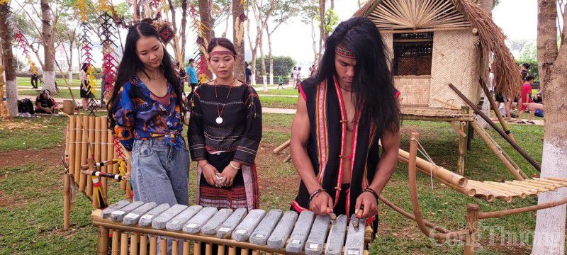 hình ảnh đẹp về ngày hội văn hóa các dân tộc tỉnh Gia Lai: chơi đàn đá ở gia lai